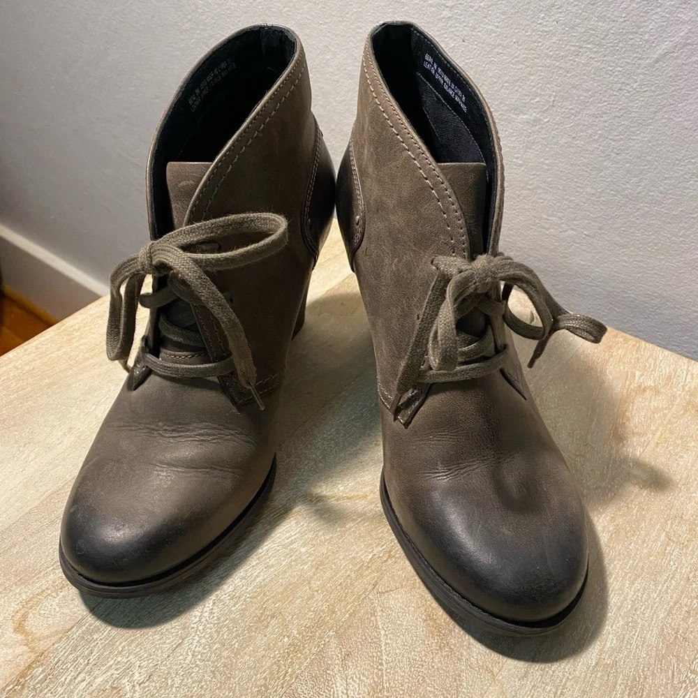 Clarks artisan size 8 lace up booties